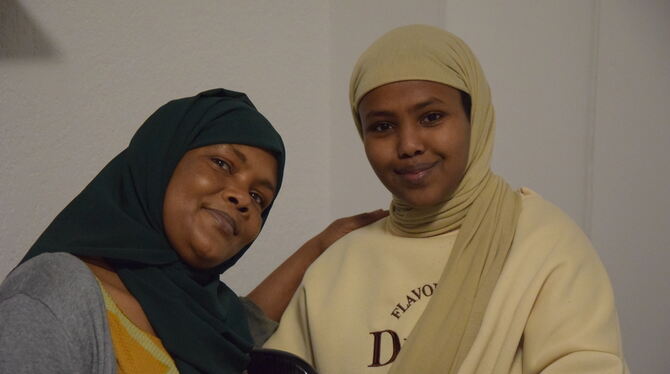 Fatuma Hasan Shire und Zidwan Hadan Abdullahi aus Somalia leben heute in einer eigenen kleinen Wohnung in Gomaringen. Vor vierei