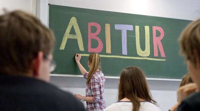 Abiturienten in Baden-Württemberg bekommen bei den Abiturprüfungen mehr Zeit und müssen weniger Angst haben vor einer Null-Punkt