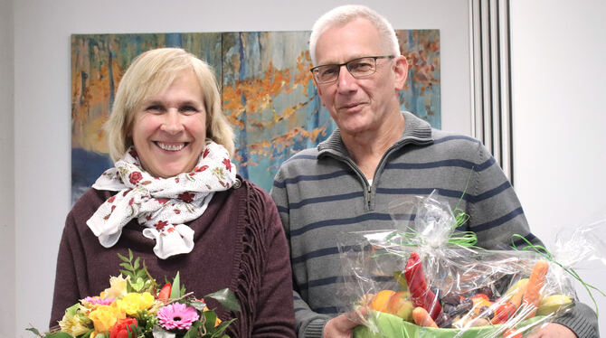 Erika und Michael Weggerle freuen sich über die überreichten Geschenkkörbe.