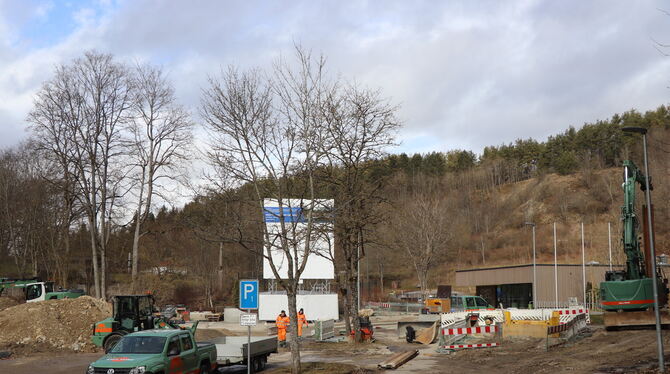 An der Baustelle für das neue Münsinger Hallenbad wird bereits gearbeitet. Es ist eins der Großprojekte im Etat. FOTO: BLOCHING