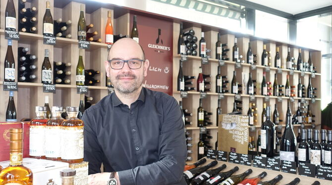 Der gelernte Maschinenbau-Ingenieur Timo Gleichner in seinem Wein- und Spirituosengeschäft. FOTO: DÖRR