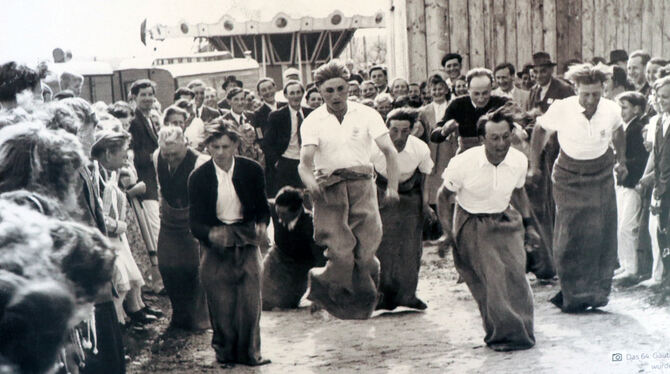 Bilder aus der Vereinsgeschichte: Sackhüpfen beim Turnfest des Turngaus Hohenzollern 1955 in Oberstetten.  FOTO: BLOCHING/VEREIN