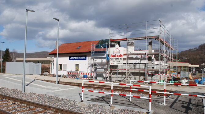 Zwei Gleise und ein Mittelbahnsteig liegen im neu gebauten Bahnhof Dettingen-Gsaidt. Doch erst das Stellwerk, das im Haus-Anbau