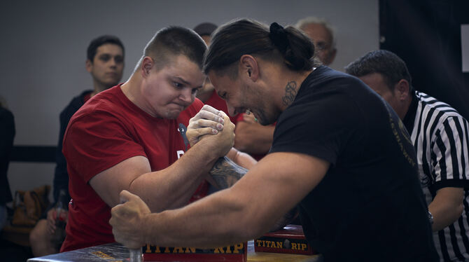 Felix Sieghörtner (links) hat sich nach dem frühzeitigen Ende seiner Basketball-Karriere dem Armwrestling verschrieben. FOTO: SC