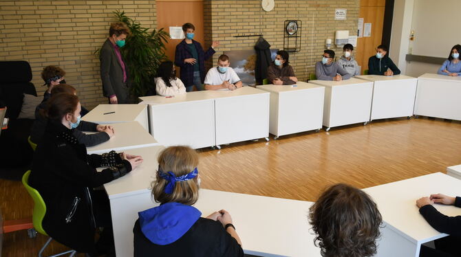 Probesitzen im neuen Klassenraum: Künftige Elftklässler der Minna-Specht-Gemeinschaftsschule freuen sich auf die Oberstufe. FOTO