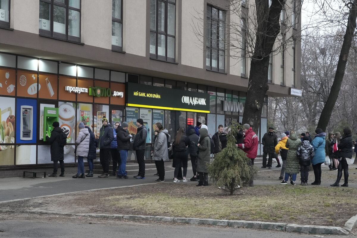 Menschen stehen Schlange vor einem Geldautomaten. Nach Angaben des Generalstabs der ukrainischen Armee hat es einen Beschuss im