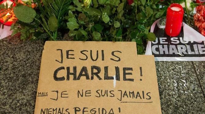 Ein Schild mit der Aufschrift »Je suis Charlie! Mais je suis jamais Niemals Pegida!« vor der französischen Botschaft in Berli