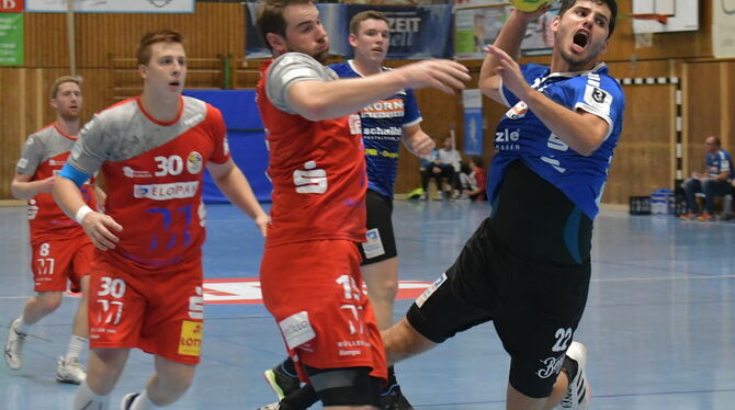 Beendruckt zuletzt in Neuhausen/Filder auf der für ihn ungewohnten Linksaußen-Position: Florian Möck (mit Ball).  FOTO: MEYER