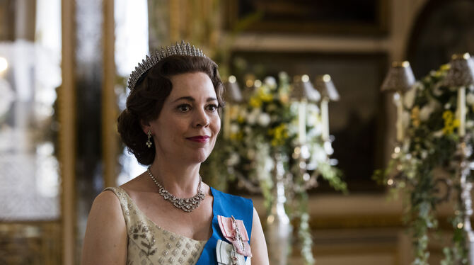 Olivia Colman, Schauspielerin aus Großbritannien, spielt Königin Elizabeth II. in einer Szene der Serie »The Crown« (undatierte