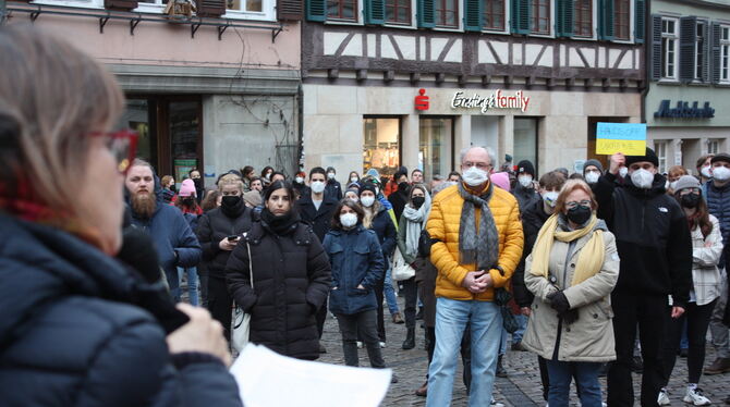 Am Freitag versammelten sich knapp 400 Menschen auf dem Tübinger Marktplatz, um ein Zeichen gegen den Krieg in der Ukraine zu se