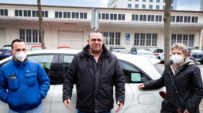 Die Taxifahrer Bruno Barbosa und Julia Rasch kämpfen für einen Unterstand. Kollege Pavlos Dolapsoglou (Mitte) bestärkt seine Kol