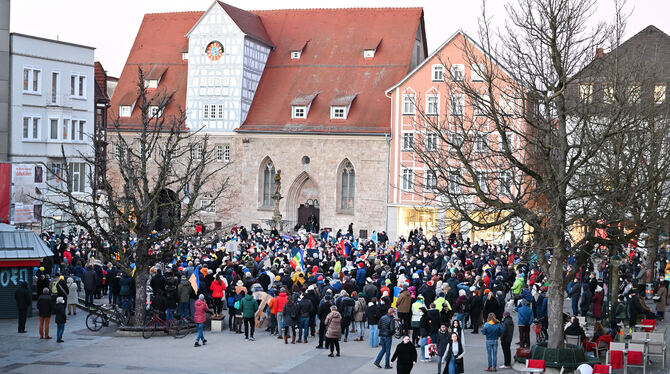 Die Menschen versammelten sich zur Kundgebung auf dem Marktplatz.