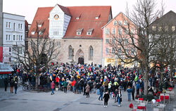 Die Menschen versammelten sich zur Kundgebung auf dem Marktplatz.