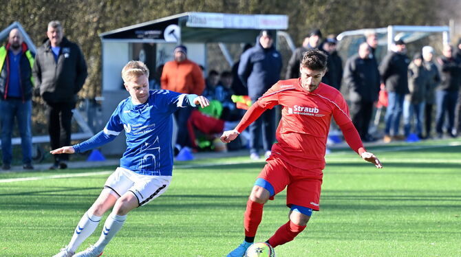 Hannes Haag (links) vom VfL Pfullingen im Zweikampf mit dem Metzinger Efstratios Tzakis.  FOTO: PIETH