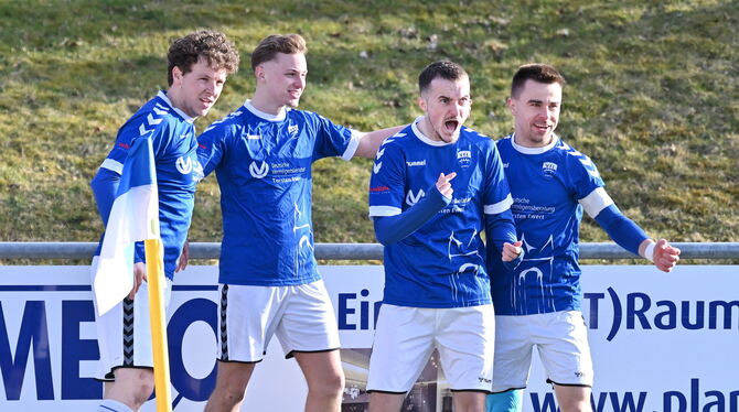 Große Freude über das 1:1 des VfL: Marvin Heim, Torschütze Lukas Glaser, Roman Schubmann, Matthias Dünkel (von links).  FOTO: PI