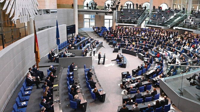 Kanzler Olaf Scholz am Pult im Reichstag.