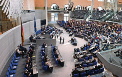 Kanzler Olaf Scholz am Pult im Reichstag.