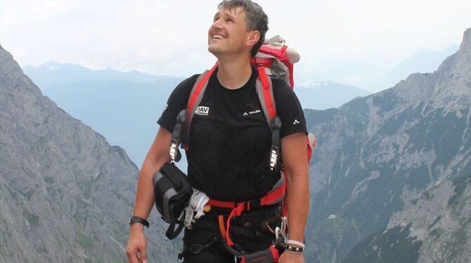 Bernd Gerber auf dem Weg zur Zugspitze – ganz ohne Wanderstiefel.  FOTO: PRIVAT