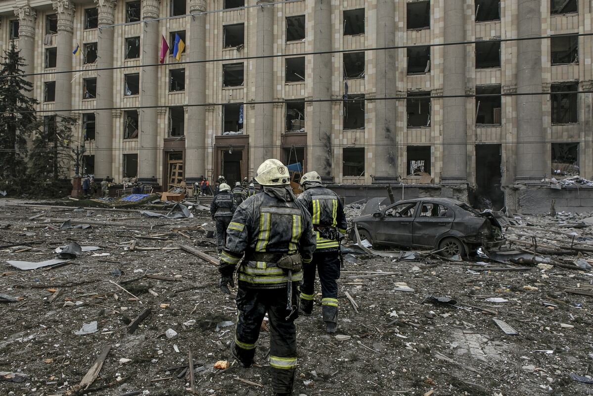 Ukrainische Rettungskräfte vor dem zerbombten Rathaus in Charkiw. FOTO: DOROGOY/DPA