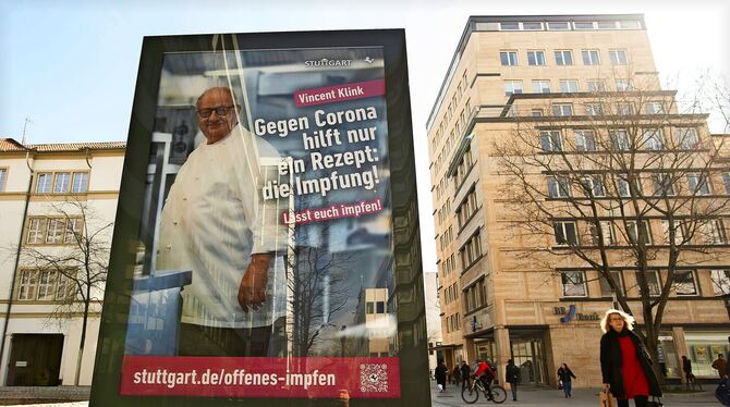 Die ersten Plakate der großen Impf-Kampagne sind in Stuttgart schon zu sehen. Hier eines mit dem Starkoch Vincent Klink.  FOTO: