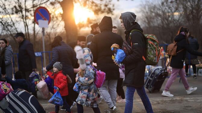 Tausende Flüchtlinge kommen zu Fuß nach Rumänien, wollen aber nicht in der Grenzregion bleiben.  FOTOS: TORAC