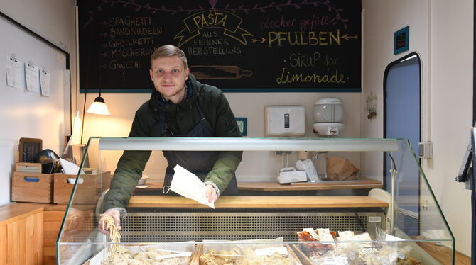 Mitarbeiter Yannik Hummel verkauft am Wochenmarktstand von Verena Allkemper frische Pasta-Variationen – vom gefüllten Teigtäschl