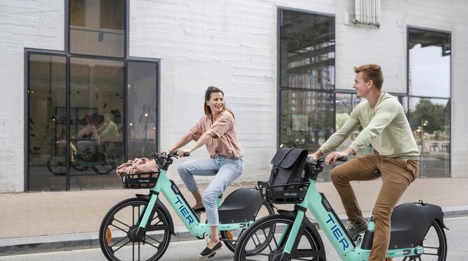 150 E-Bikes ergänzen in Reutlingen das bestehende Angebot von 150 E-Scootern von Tier.