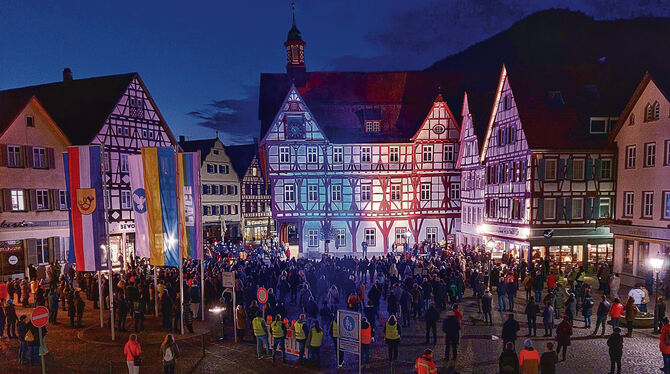 So voll war der Uracher Marktplatz schon lange nicht mehr. Die Stadtverwaltung hatte auf dem Fokus neben der Urach- und der Euro