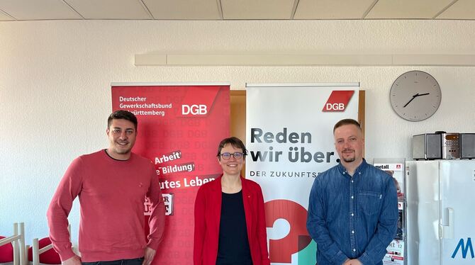 Matteo Scacciante (von links), Kerstin Pätzold und Moritz Stiepert informieren über die Betriebsratswahlen. FOTO: OTT