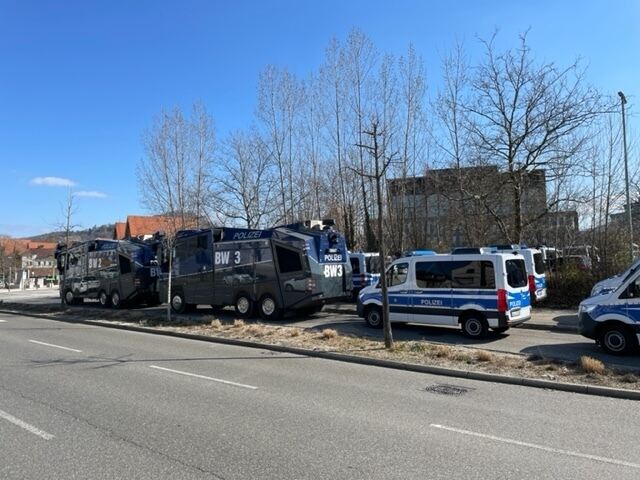 Der Parkplatz bei der Reutlinger Stadthalle ist voller Mannschaftswagen der Polizei. Auch zwei Wasserwerfer sind eingetroffen.