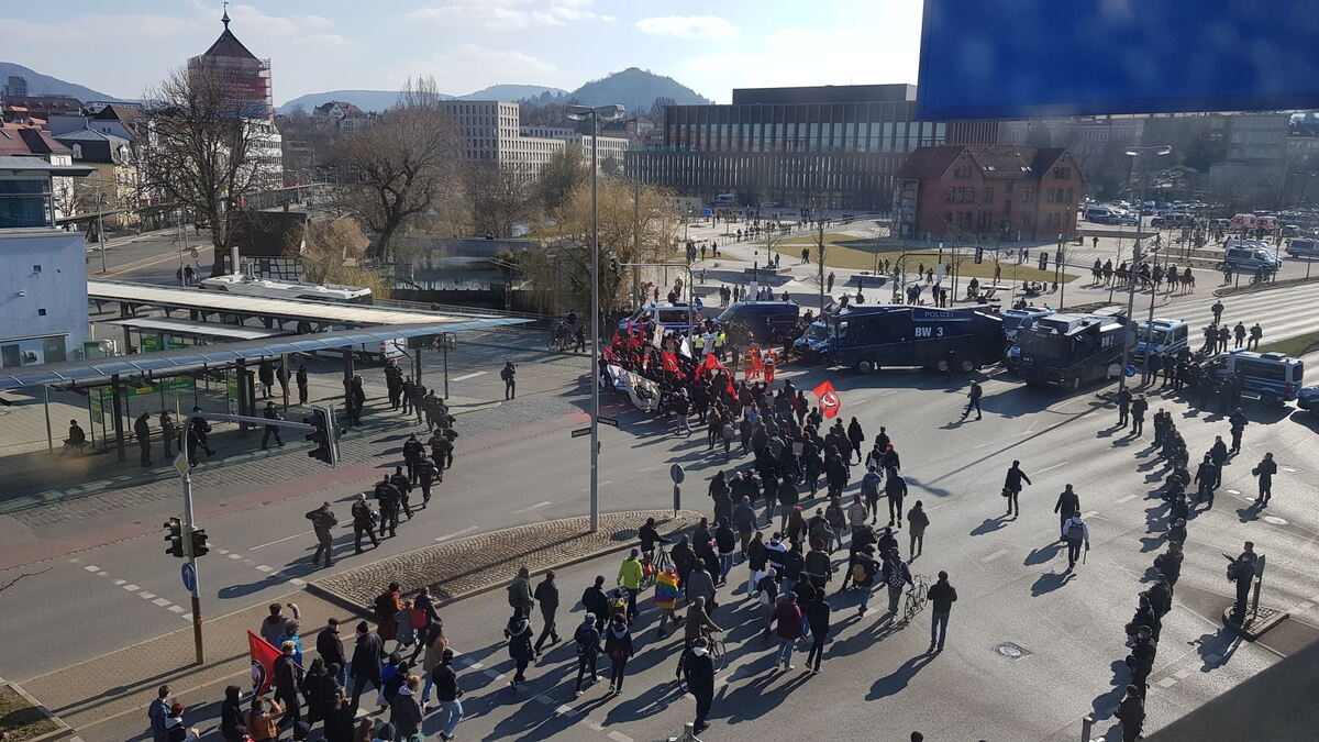 Protestzug gegen den AfD-Aktionstag auf dem Weg Richtung Bürgerpark.