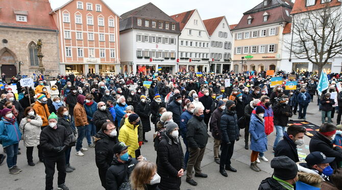 Hunderte Menschen kamen zur Kundgebung gegen den Krieg in der Ukraine am Sonntagnachmittag auf dem Marktplatz.  FOTO: MEYER