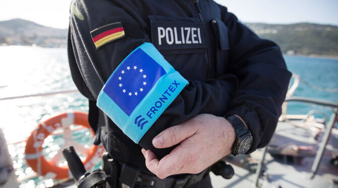 Ein Beamter der Bundespolizei See steht im Hafen von Vathi auf Samos auf dem Vordeck eines Streifenboots.  FOTO: CHARISIUS/DPA