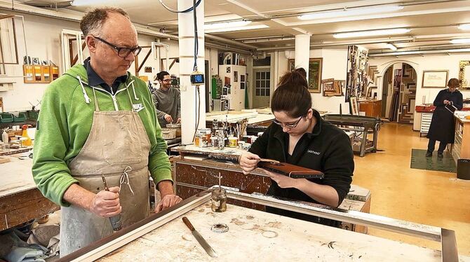 Die Gesellin Anne-Catherine Plapp beim Anschießen mit Silberplättchen. Martin Rexer hat ein kritisches Auge darauf.  FOTO: MARIO