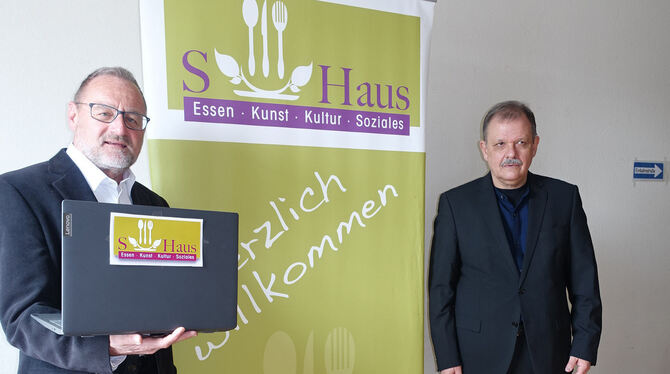 Achim Scherzinger (links) und Wolfgang Kuhn warten noch auf Laptops.