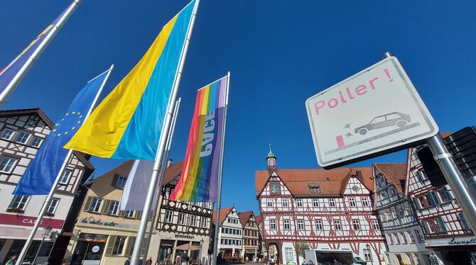 Das Poller-Warnschild auf dem Uracher Marktplatz ist schon recht verblichen. Streng genommen ist es derzeit unnötig, weil die Po