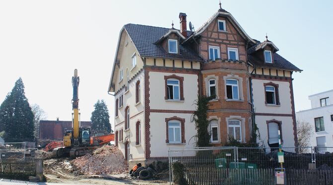 Das Wohnhaus in der Steinenbergstraße steht nicht unter Denkmalschutz. Derzeit wird neben dem Haus gebuddelt. FOTO: MÜLLER