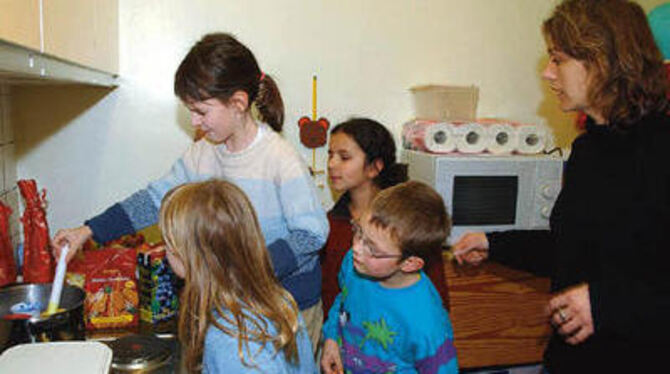 Was gibt's zu Essen? Monika Dreher (rechts) überwacht die Küchen-Arbeit im Schülerhort in der Schloss-Schule. GEA-FOTO: MEYER