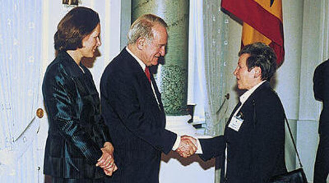 Bundespräsident Johannes Rau und seine Frau Christina begrüßen Inge Bauer auf Schloss Bellevue.  FOTO: BUNDESBILDSTELLE