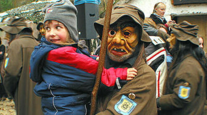 Im Wald von Ohmenhausen treiben die Hannikel-Räuber wieder ihr Unwesen; der Kleine aber fürcht' sich nicht. FOTO: AN