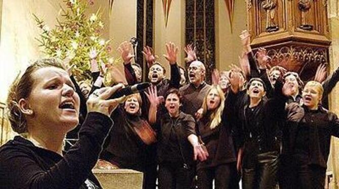 Singen zugunsten der EBK: Swingchöre in der Dettinger Stiftskirche. FOTO: PR