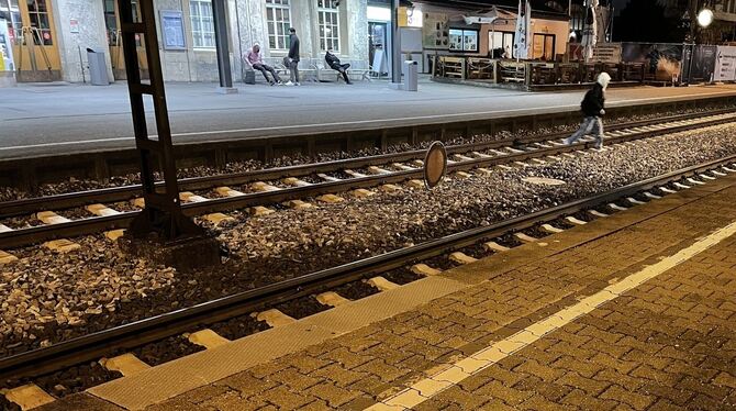 Verboten und gefährlich: Ein junger Mann überquert an einem dunklen Februarabend die Gleise 1 und 2 im Bahnhof Metzingen. Wäre e