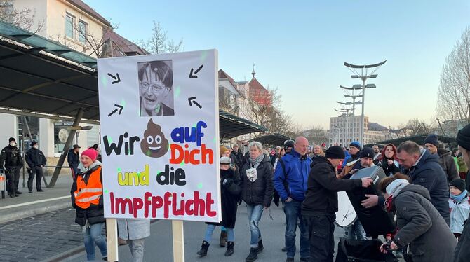 Der Widerstand gegen jede Form von Impfpflicht ist ein wesentlicher Inhalt der Protestzüge durch  Reutlingen.  ARCHIVFOTO: ZENKE