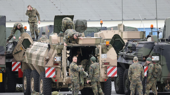 Bundeswehrsoldaten auf dem Truppenübungsplatz Jägerbrück zur Weiterfahrt nach Litauen. Bundesverteidigungsministerin Lambrecht h