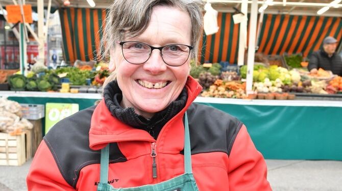 Monika Warwel mit den vorerst letzten Marabels aus eigenem Anbau. FOTO: MEYER