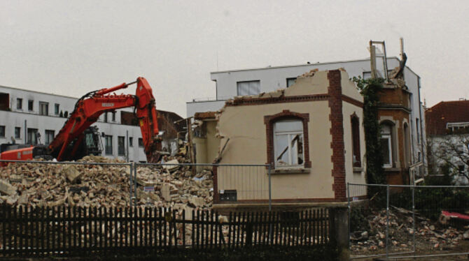 Mit einem Bagger wird das Haus Stück für Stück abgetragen.