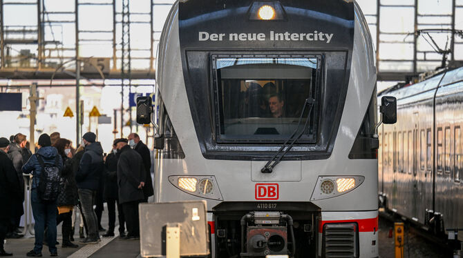 Ein Intercity der Deutschen Bahn (DB) steht im Hauptbahnhof in Chemnitz.