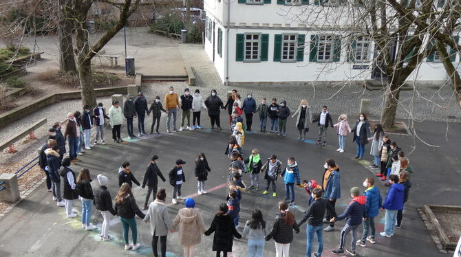 Manche Schüler kommen aus Kriegsgebieten oder tragen Kriegsgeschichten aus der Familie mit sich herum.