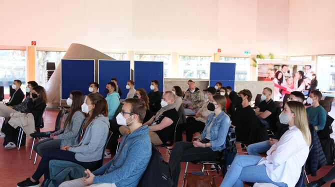 Belebter Campus: Die Hochschule Reutlingen begrüßt ihre Studierenden wieder in Präsenzveranstaltungen.  FOTO: HOCHSCHULE