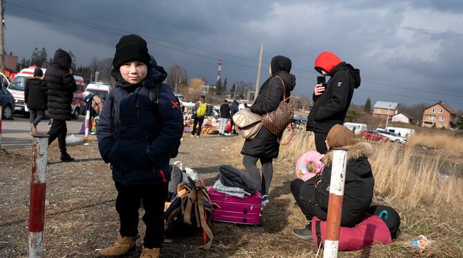 Ankunft ukrainischer Flüchtlinge am polnisch-ukrainischen Grenzübergang Medyka. Hier werden die Flüchtlinge mit warmem Essen und